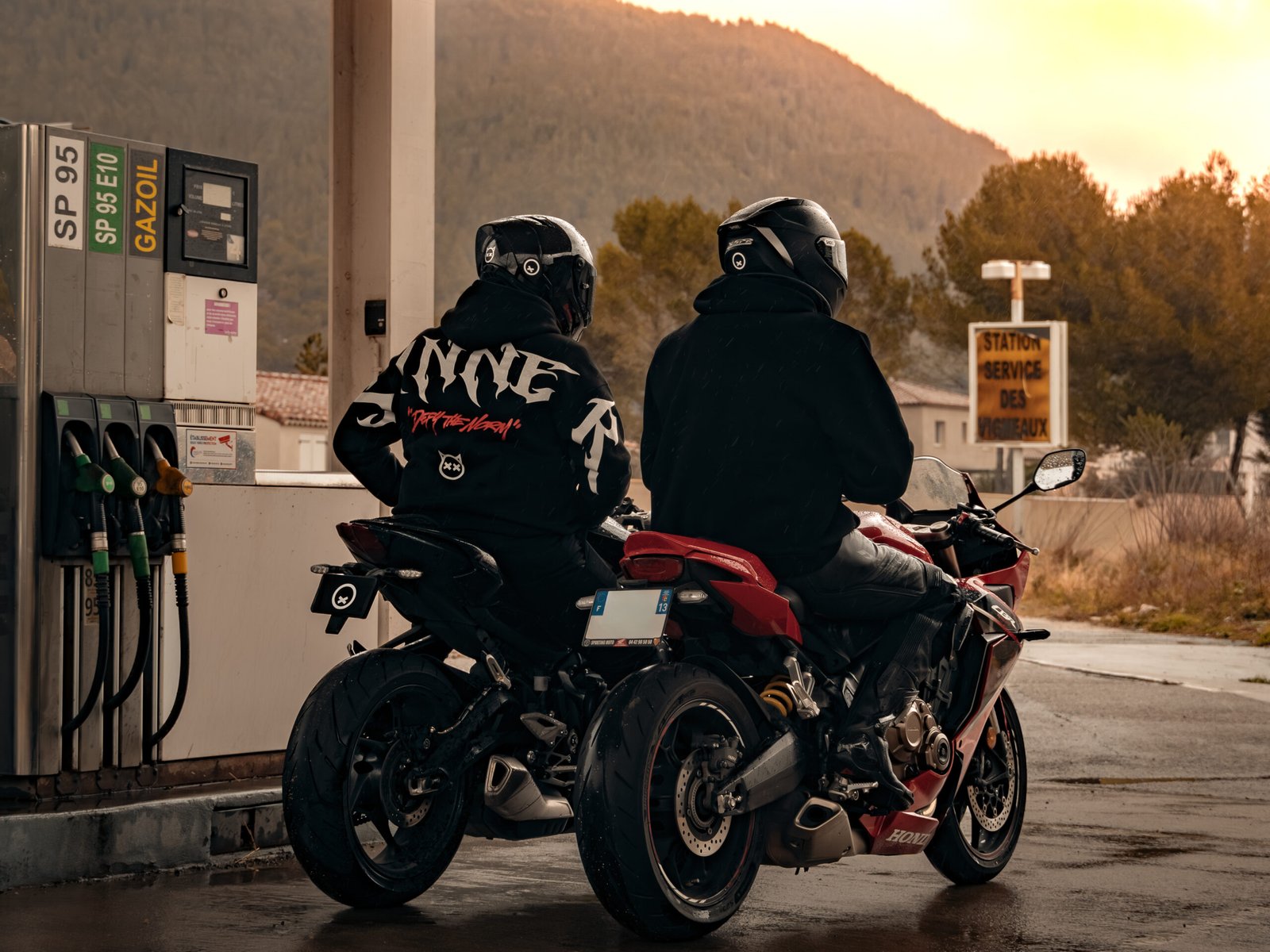Moto sportive photographiée dans une station essence rétro à Marseille