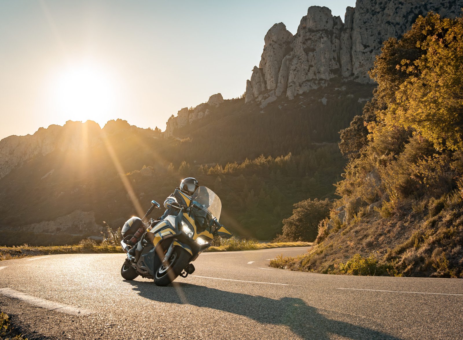 Moto en mouvement capturée en extérieur sur route près de Marseille