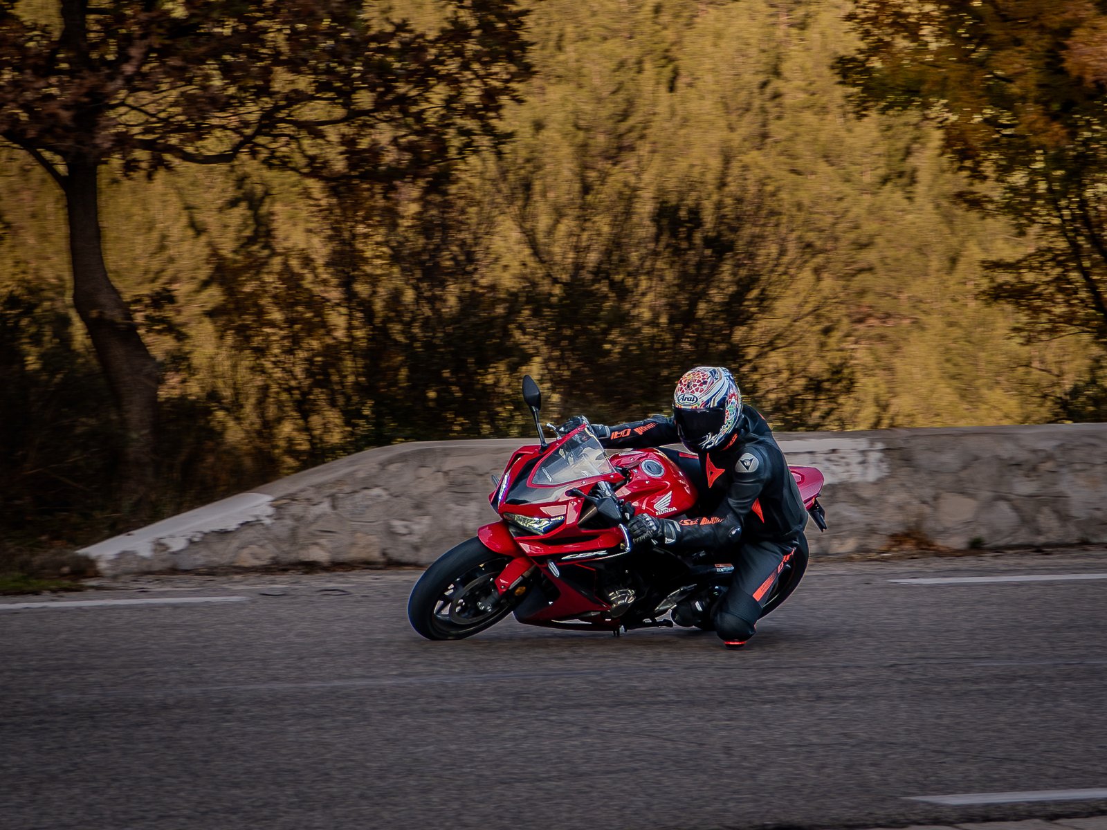 Moto en mouvement sur une route sinueuse autour de Marseille